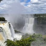 Transfer com ou sem guia de turismo para um tour nas Cataratas do Iguaçu.