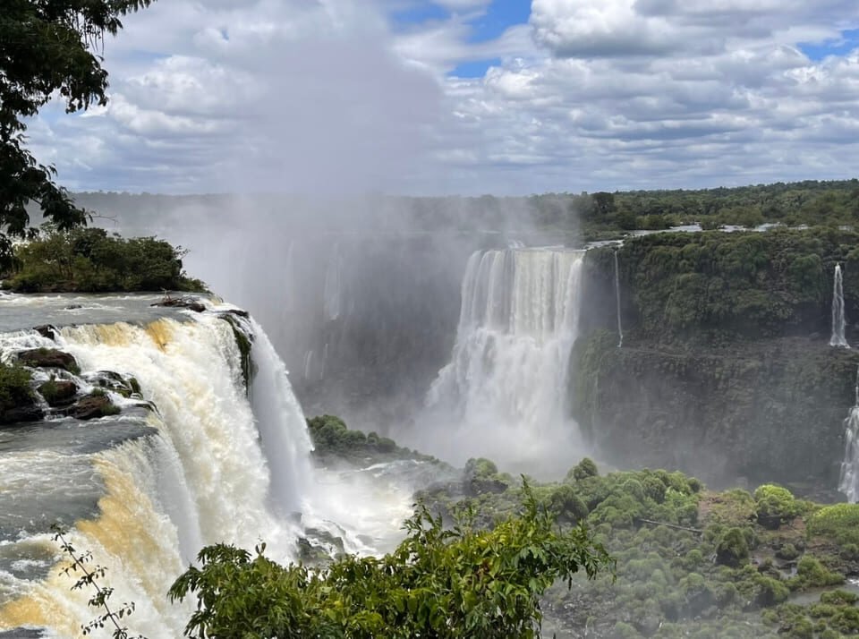 Transfer com ou sem guia de turismo para um tour nas Cataratas do Iguaçu.